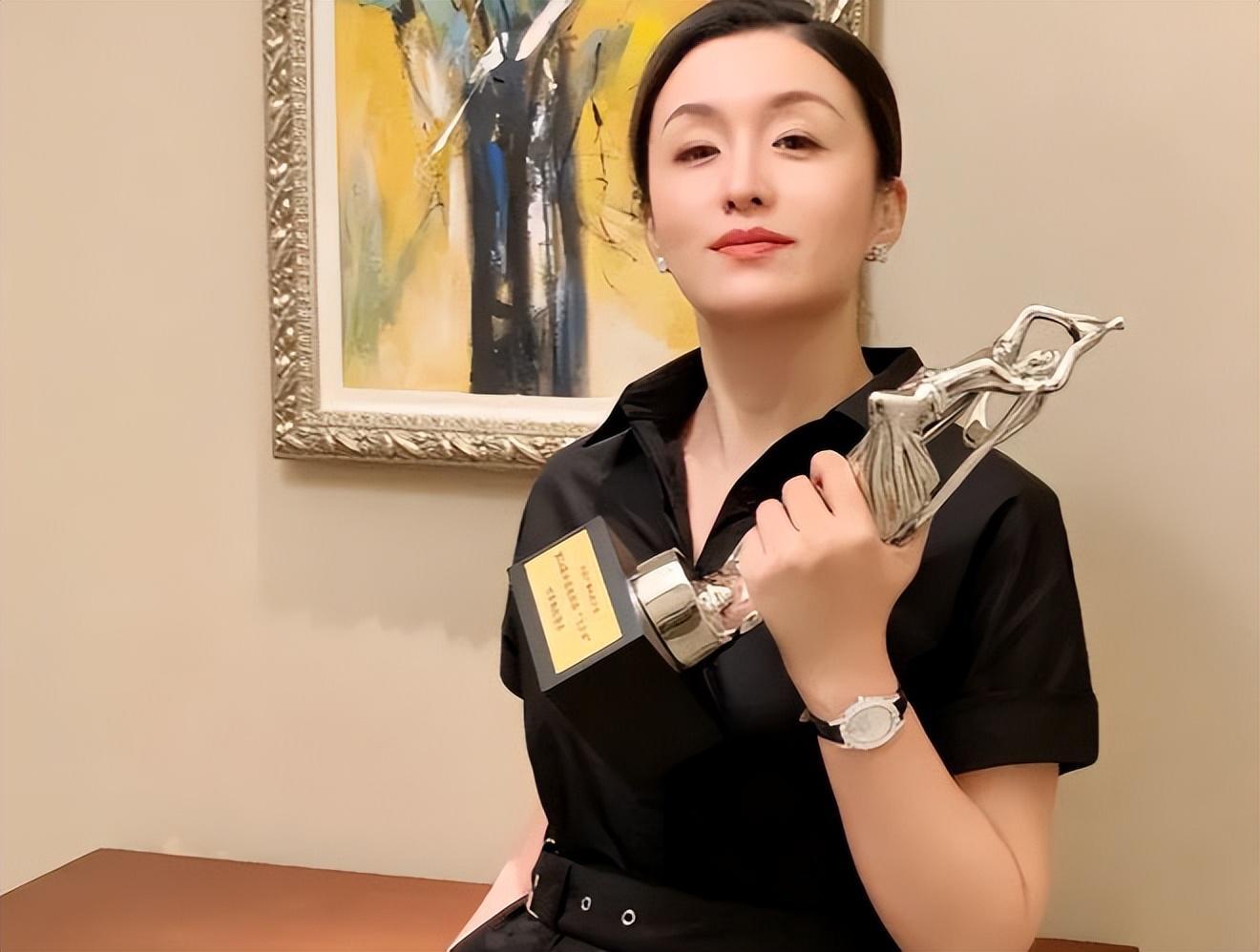 开云体育手机登录-陪玩陪睡不够！集体开嫖、舔手指、目无王法，阴暗面彻底藏不住了